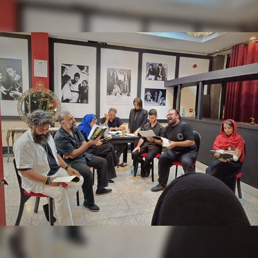 نمایشنامه خوانی «مجلس ضربت زدن» با استقبال هنرمندان برگزار شد؛